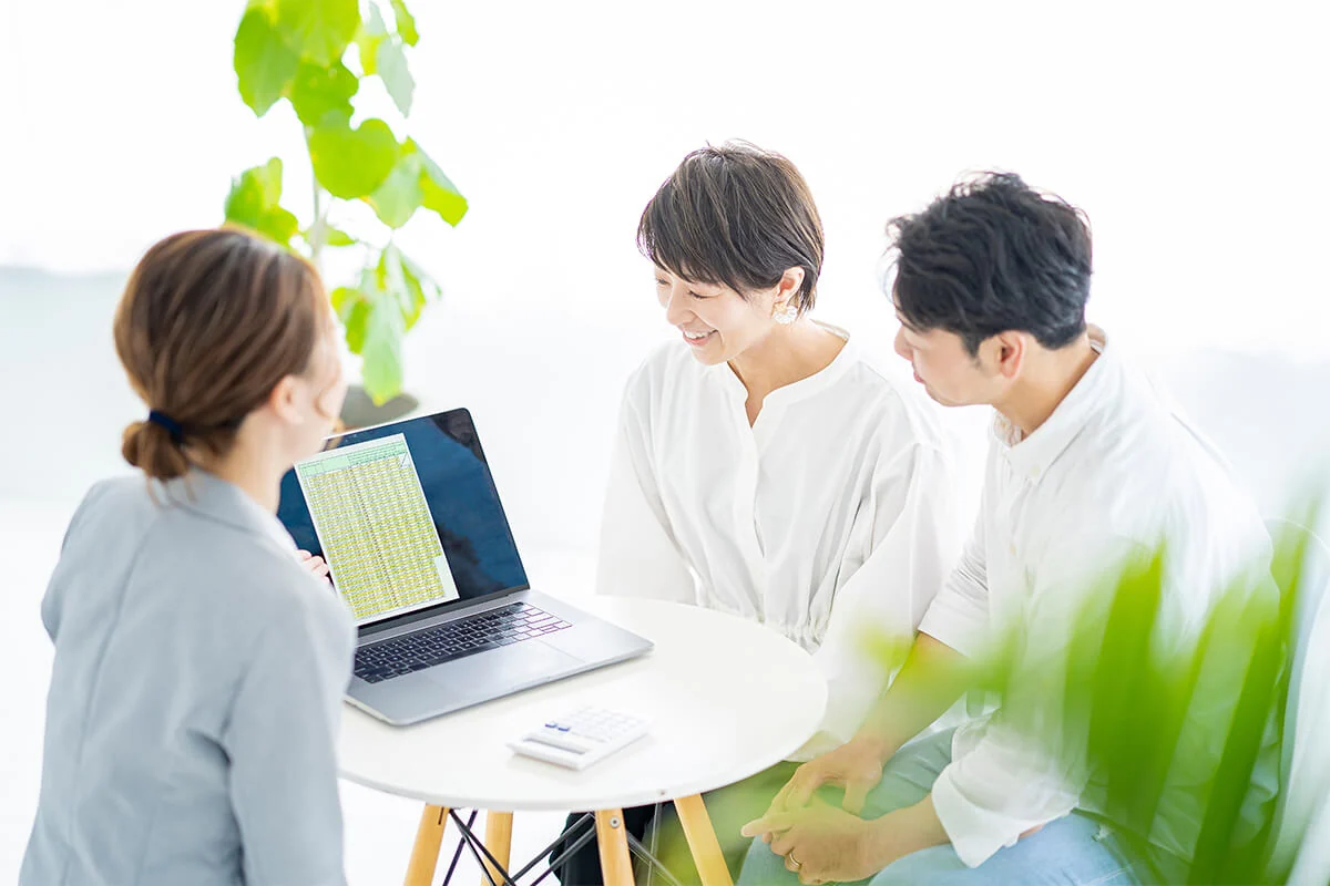 相談をする若い夫婦