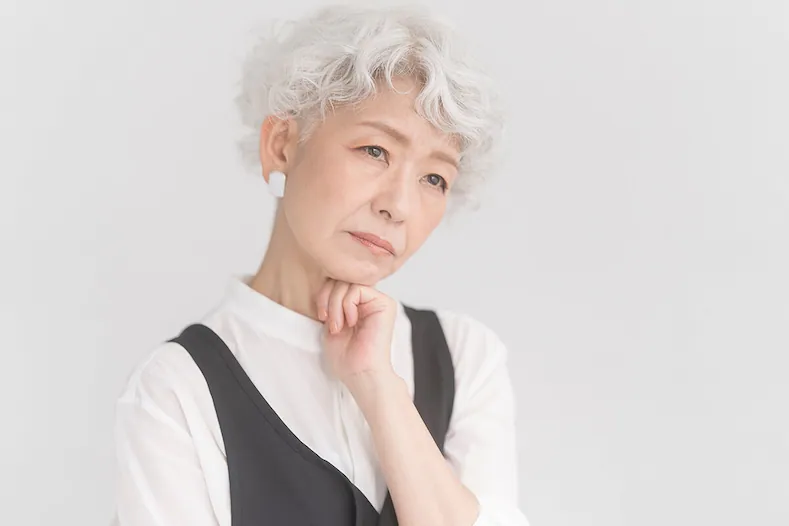 悩む女性