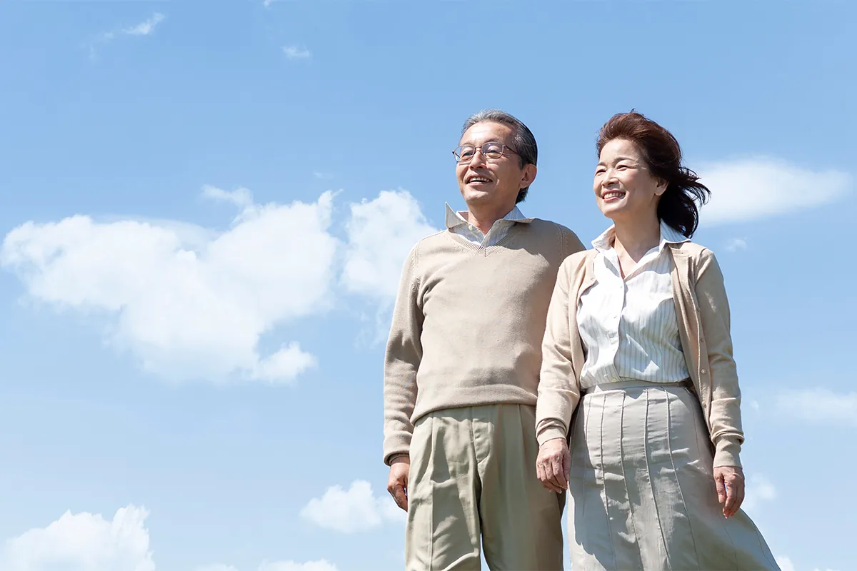 遠くを見る老夫婦