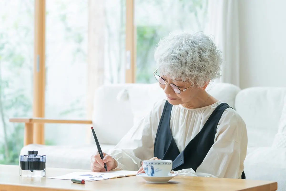 書きものをする女性