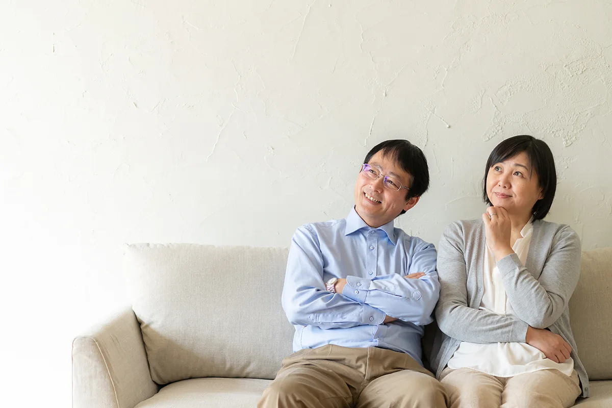 考え事をする夫婦