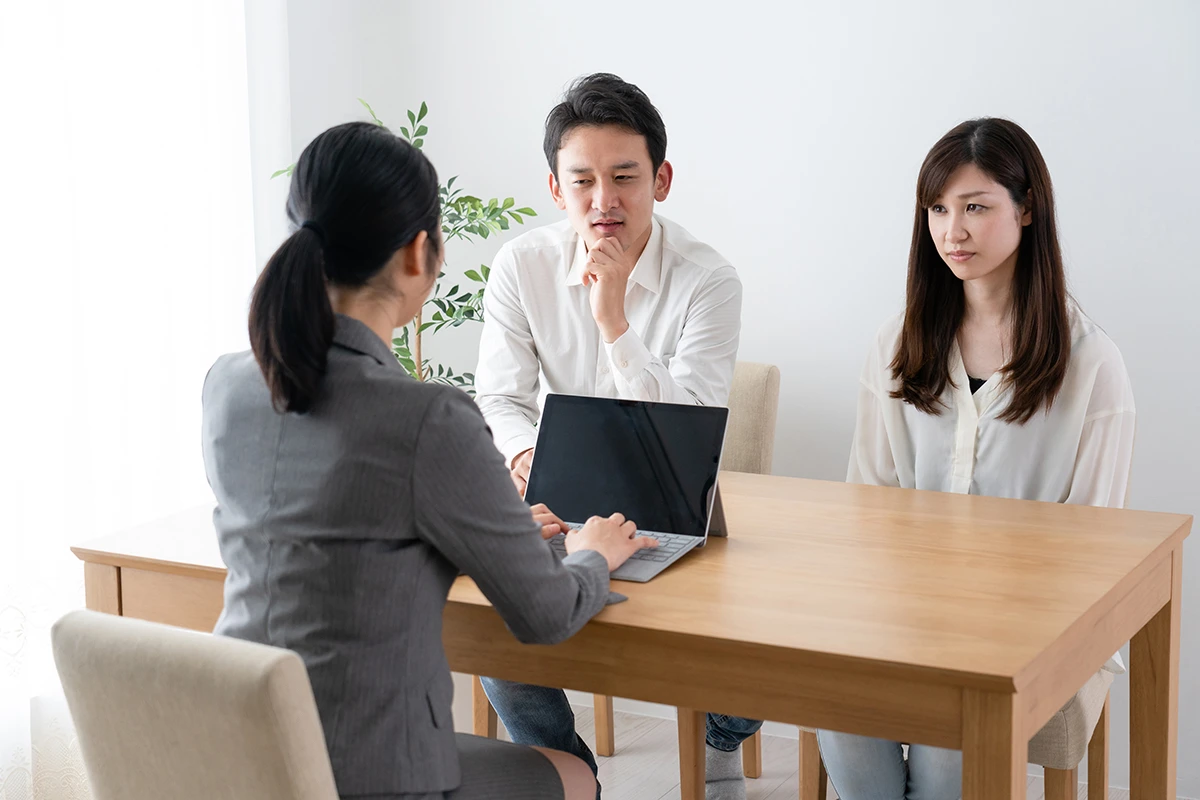 説明を聞く男女