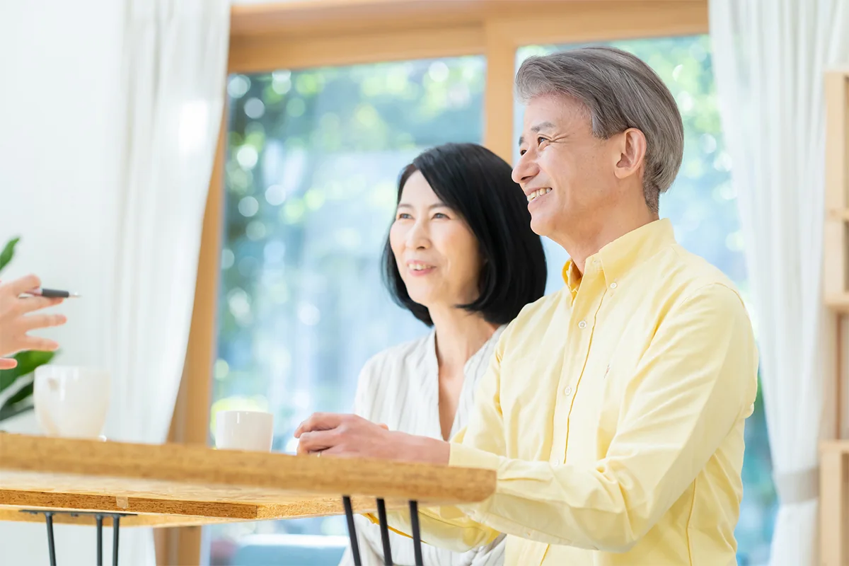 説明を聞き笑顔を見せる老夫婦