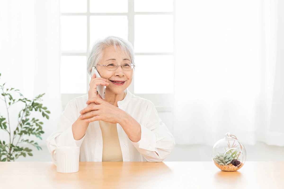 笑顔で電話をする女性