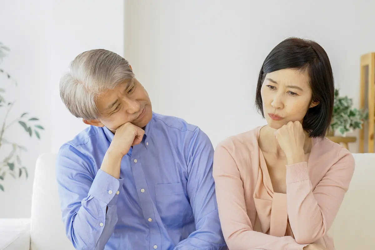 考える夫婦