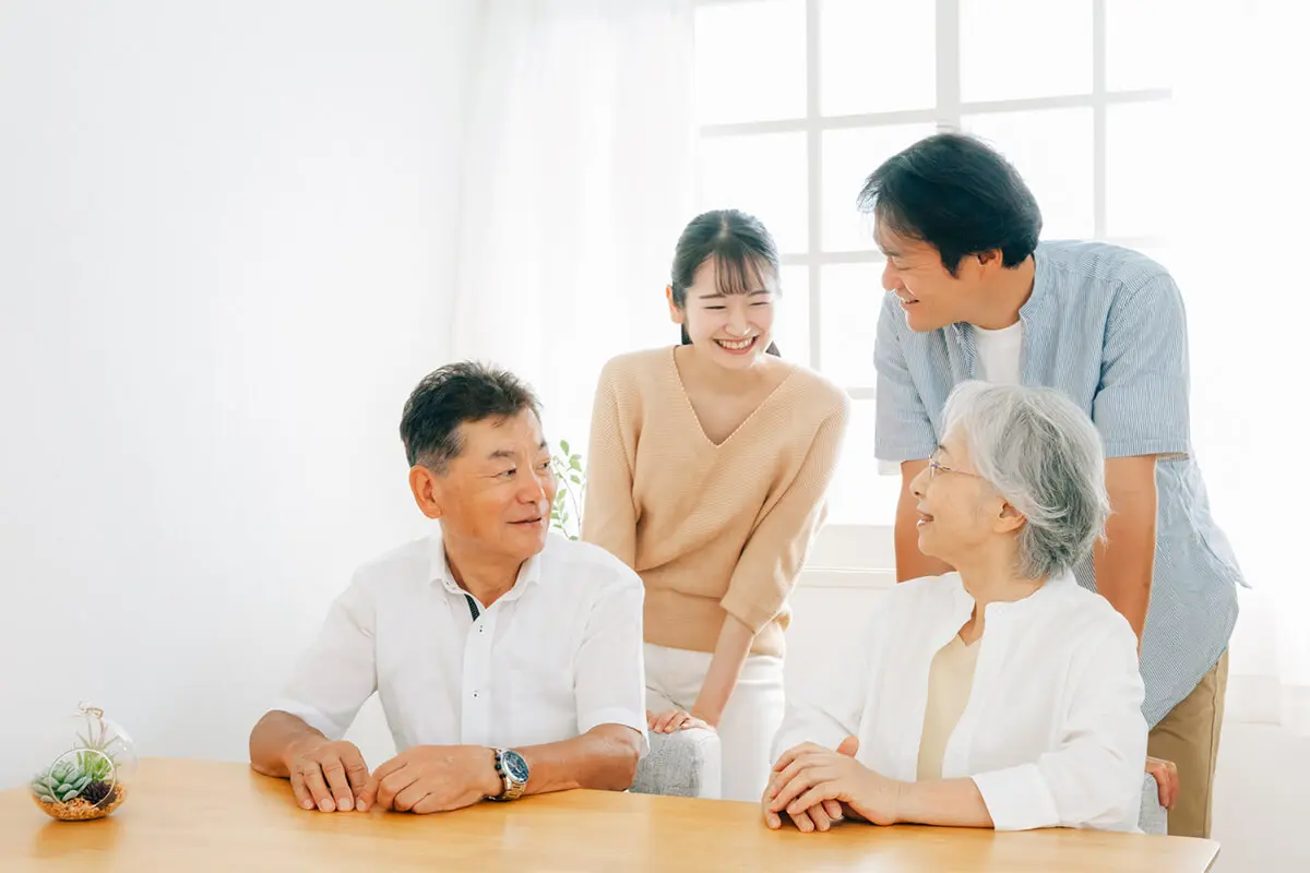 話し合う二世帯家族