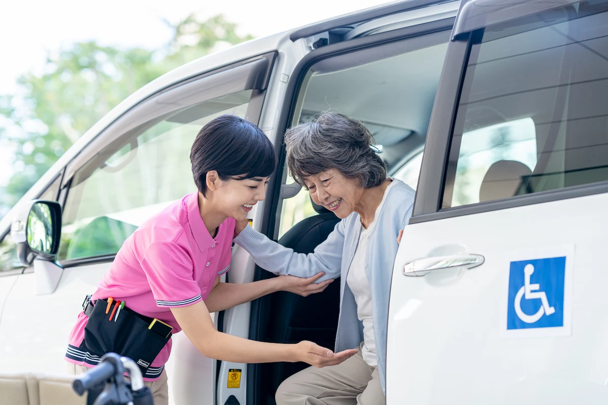 車から降りる女性