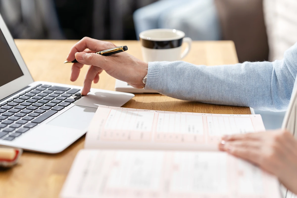 書類を見ながらパソコンを操作する手元